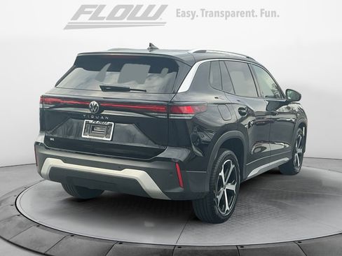 Used 2025 Volkswagen Tiguan SE image 9