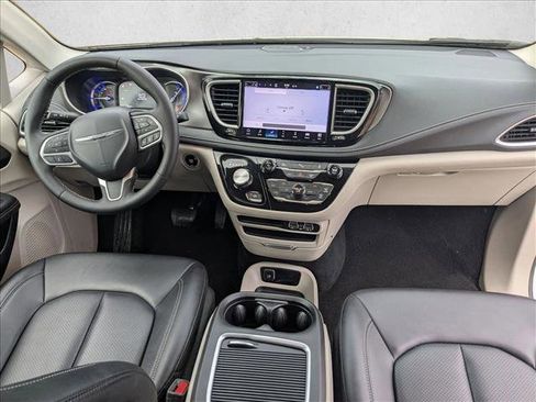 Used 2024 Chrysler Pacifica Select image 16