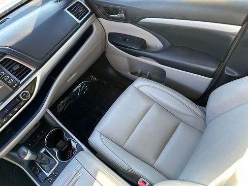 Certified 2019 Toyota Highlander XLE w/ Carpet Mat Package (TMS) image 23