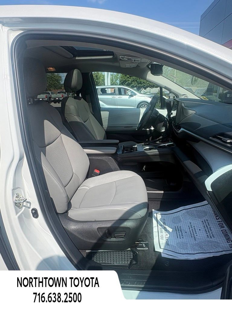 Used 2025 Toyota Sienna XLE w/ XLE Plus Package FWD image 16