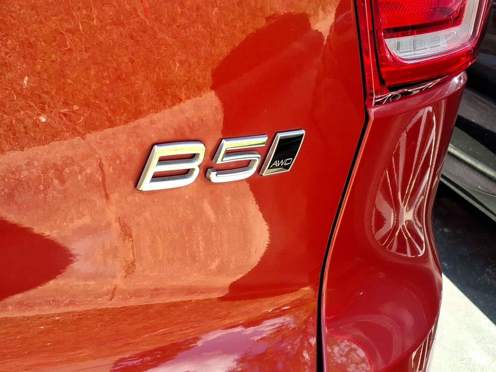 Certified 2025 Volvo XC40 B5 Plus AWD/4WD image 6