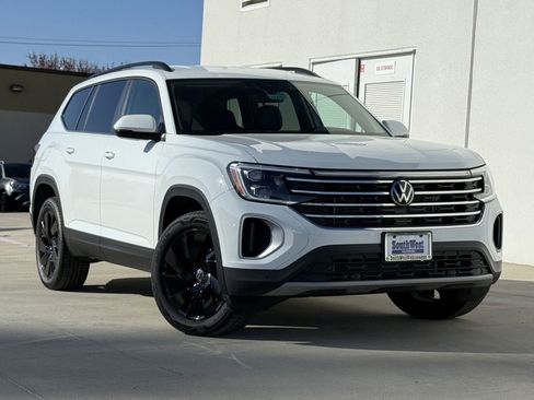 New 2025 Volkswagen Atlas SE image 2