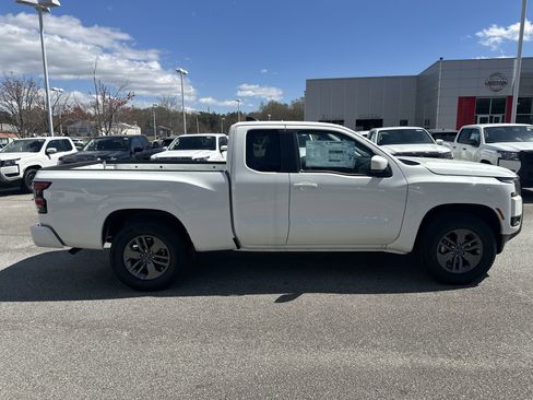 New 2025 Nissan Frontier SV image 4