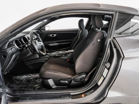 Used 2018 Ford Mustang Coupe RWD image 3