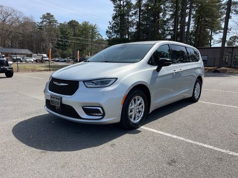 Used 2024 Chrysler Pacifica Touring-L image 2