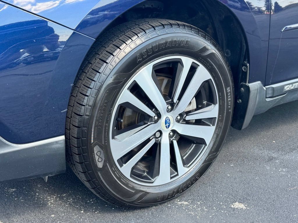 Used 2018 Subaru Outback 3.6R Limited AWD/4WD image 32