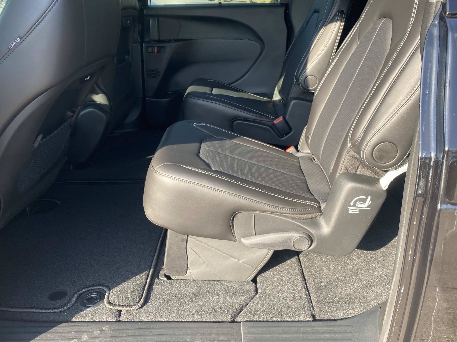 New 2026 Chrysler Pacifica Select w/ S Appearance Package FWD image 8
