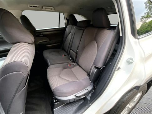 Used 2023 Toyota Highlander LE AWD/4WD image 21