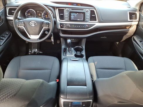 Used 2019 Toyota Highlander LE image 17