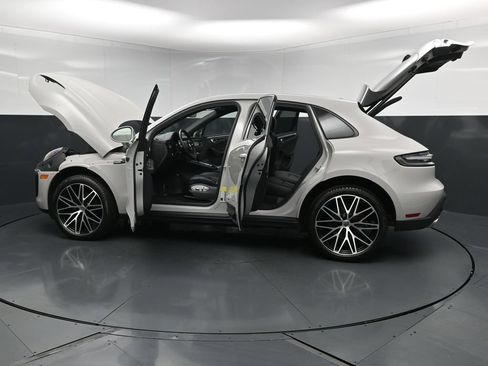 Certified 2025 Porsche Macan AWD/4WD image 32