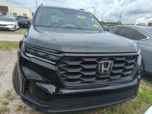 Used 2025 Honda Pilot Sport image 2