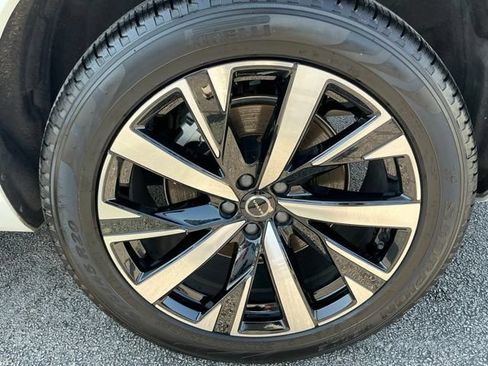 Certified 2025 Volvo XC90 B5 Core AWD/4WD image 9