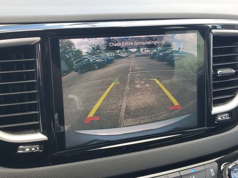 Used 2024 Chrysler Pacifica Touring-L FWD image 21