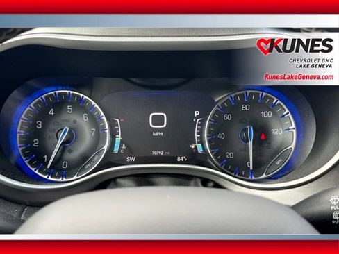 Used 2024 Chrysler Pacifica Touring-L FWD image 4