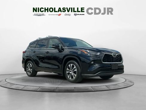 Used 2023 Toyota Highlander XLE FWD image 7