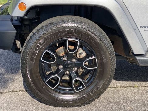 Used 2018 Jeep Wrangler Unlimited Sahara AWD/4WD image 10