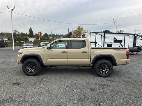 Used 2019 Toyota Tacoma TRD Off-Road image 2