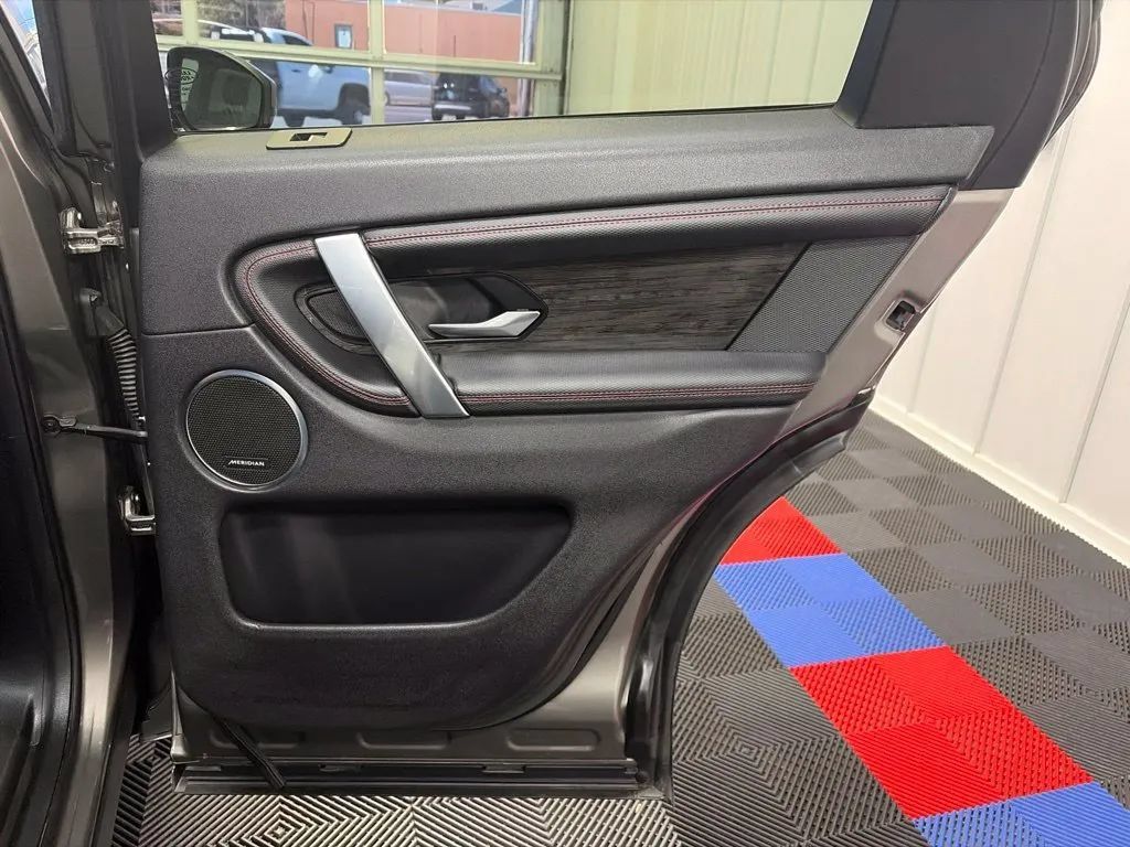 Used 2020 Land Rover Discovery Sport SE R-Dynamic AWD/4WD image 18