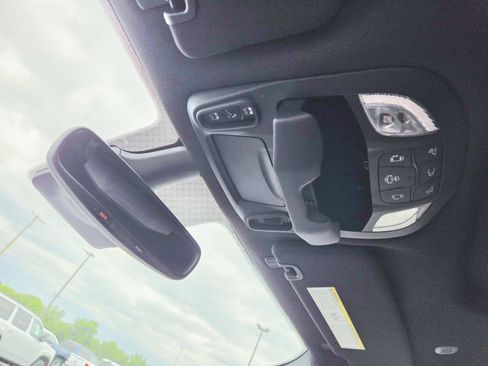 Used 2025 Chrysler Pacifica Limited FWD image 38