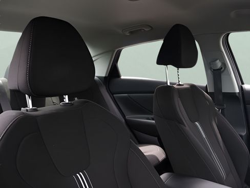 Used 2023 Hyundai Elantra SEL w/ Convenience Package FWD image 18