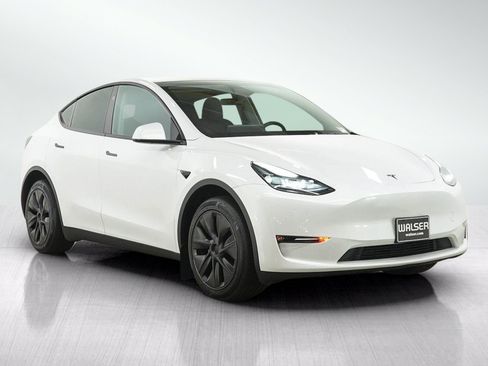 Used 2024 Tesla Model Y Long Range AWD/4WD image 7