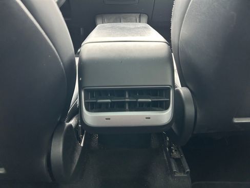 Used 2022 Tesla Model Y Long Range AWD/4WD image 22