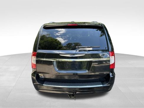 Used 2015 Chrysler Town & Country Touring FWD image 4