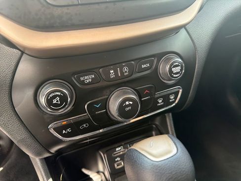Used 2018 Jeep Cherokee Latitude image 39