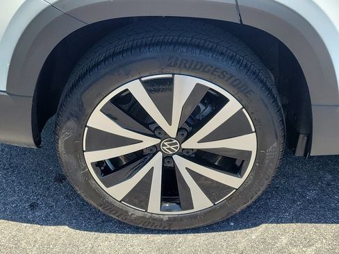 Used 2024 Volkswagen Taos SE w/ Panoramic Sunroof Package FWD image 7
