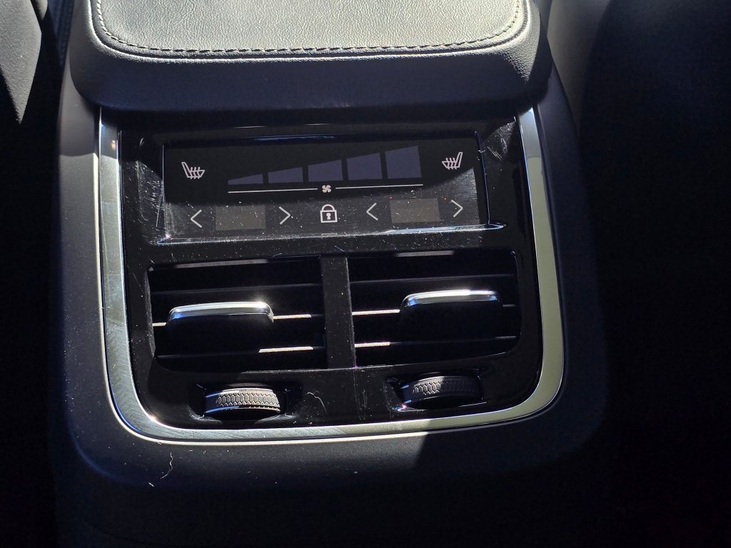 Used 2023 Volvo XC90 T8 Ultimate w/ Lounge Package AWD/4WD image 19