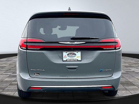 Used 2022 Chrysler Pacifica Touring-L w/ Uconnect Theater Family Group image 4