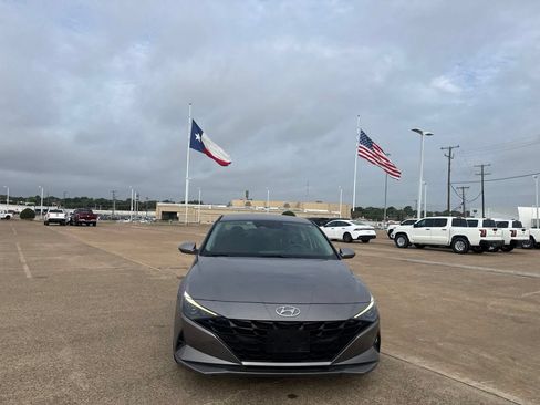 Used 2023 Hyundai Elantra SEL w/ Convenience Package FWD image 4