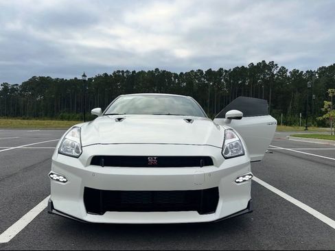 Used 2024 Nissan GT-R Premium w/ Premium Interior Package image 9
