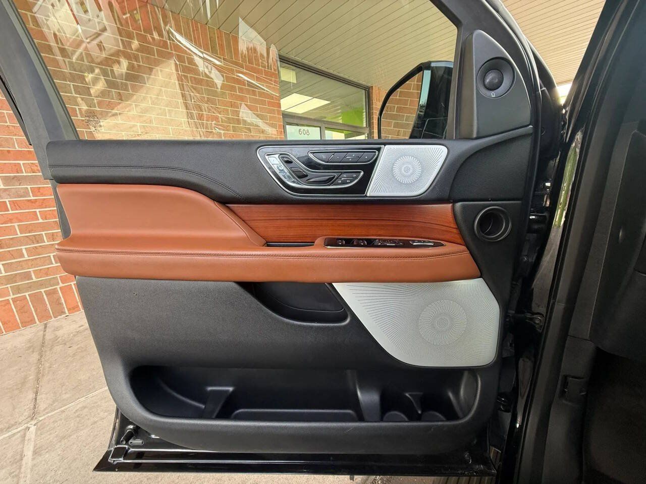 Used 2018 Lincoln Navigator Reserve AWD/4WD image 18