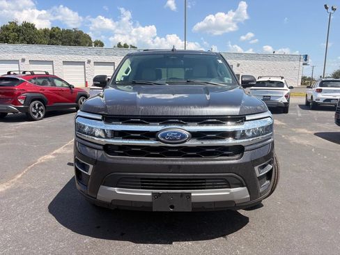 Used 2024 Ford Expedition Limited AWD/4WD image 2