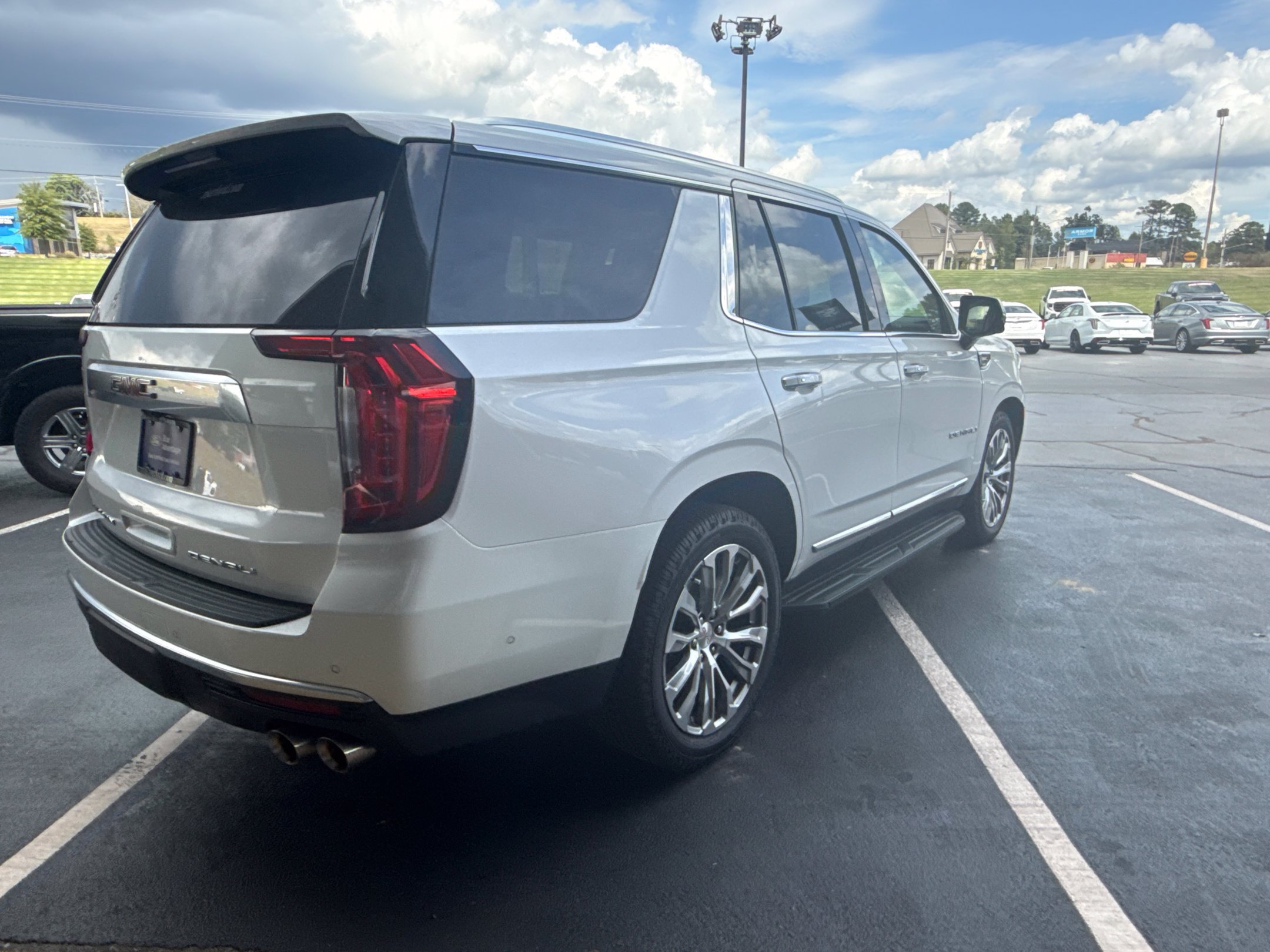 Used 2023 GMC Yukon Denali w/ Advanced Technology Package AWD/4WD image 4