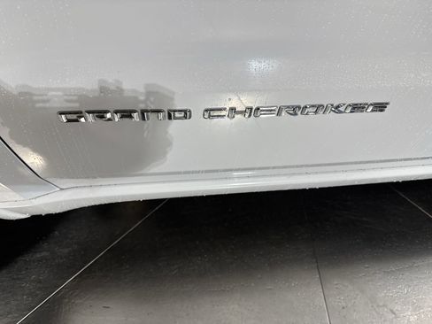 Used 2014 Jeep Grand Cherokee Overland w/ Advanced Technology Group image 15