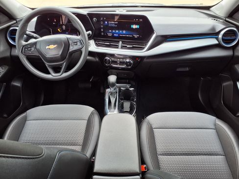 Used 2025 Chevrolet Trax LT FWD image 9