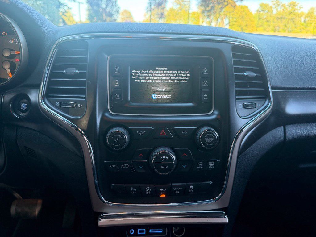 Used 2017 Jeep Grand Cherokee Laredo AWD/4WD image 18