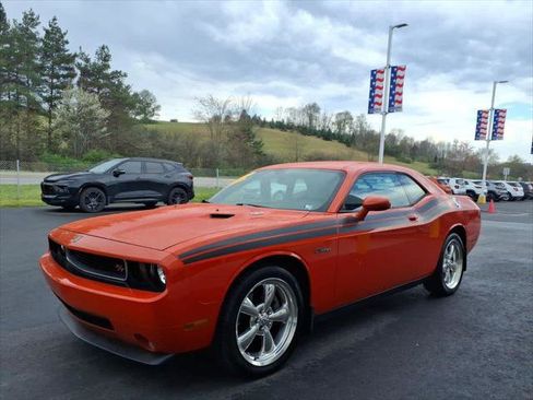 Used 2010 Dodge Challenger R/T RWD image 4