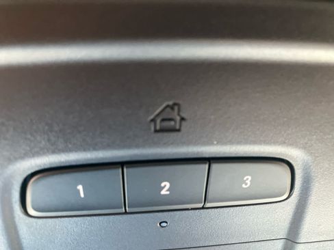 Used 2022 Chevrolet Traverse LT FWD image 19