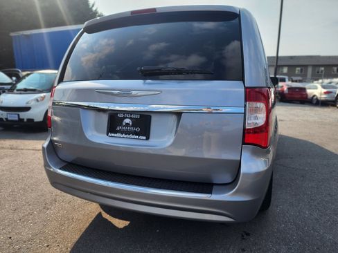 Used 2014 Chrysler Town & Country Touring image 6