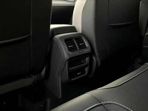 New 2025 Volkswagen Taos SE image 18