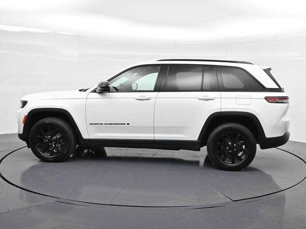 Used 2024 Jeep Grand Cherokee Altitude AWD/4WD image 4