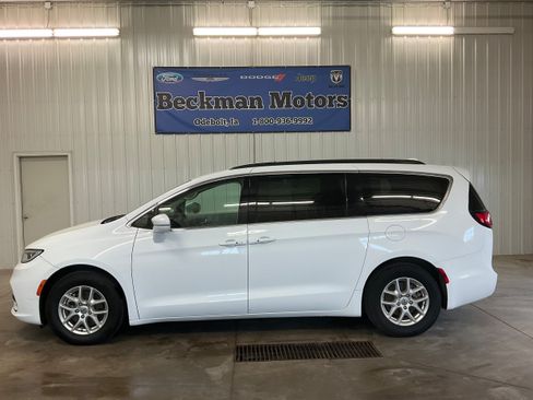 Used 2022 Chrysler Pacifica Touring-L FWD image 2