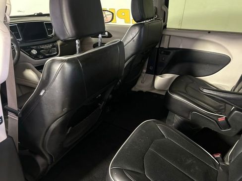 Used 2022 Chrysler Pacifica Limited FWD image 38