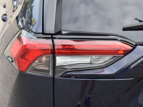 Used 2020 Toyota RAV4 XLE Premium FWD image 7