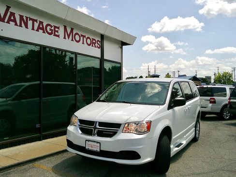Used 2018 Dodge Grand Caravan SE FWD image 2