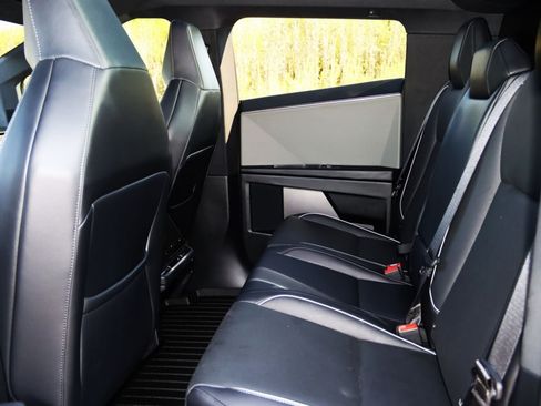 Used 2024 Tesla Cybertruck AWD Crew Cab image 39