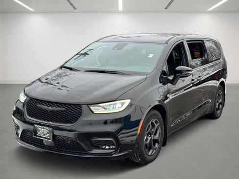 Used 2023 Chrysler Pacifica Limited w/ Uconnect Theater Family Group FWD image 1